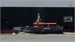 Die 2012 gebaute EEMS WIND passiert bei Verlassen des Emder Außenhafens einen Autotransporter. Dieser in SWATH-Bauweise erbaute Crew Tender ist 19,90 m lang, 7,50 m breit und kann bis zu 12 Passagiere befördern. Heimathafen ist Gibraltar (Gibraltar).