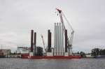 Ein vllig ungewhnliches Schiff ist die  MPI Discovery . Sie fhrt unter
niederlndischer Flagge und dient dem Aufbau von Windrdern auf hoher See.
Am 5.6.2913 lag sie im Hafen von Gdynia in Polen vor Anker.