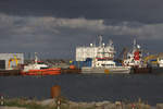 Eben gerade strahlt noch die Sonne, wenig später wird ein Platzregen niedergehen.
Blick auf den Hafen und die Montagekais in Mukran. Im Vordergeund zwei Doppelrumpfboote , Rhosneigr Bay und Njord snipe, wohl zum Unternehmen gehörend, welche die Offshore Windkraftanlagen transportiert. 20.08.2018 17:53 Uhr.