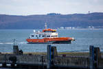 WORLD LAVENTE (IMO 9896024) im Mukraner Hafen, im Hintergrund ist die Binzer Promenade zu erkennen.