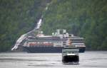 RoRo Fähre  Bolsoy  am 13.05.15 im Geiranger Fjord. Im Hintergrund die Rotterdam.