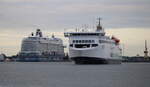 MEIN SCHIFF 1 und Scandlines Fähre BERLIN am 03.08.2021 im Seekanal von Warnemünde.