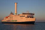 Die Scandlines Fähre Berlin(das 2.Einhorn)auf dem Seeweg von Gedser nach Rostock-Seehafen beim Einlaufen in Warnemünde bei Sonnenuntergang.17.12.2022