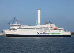 Die Scandlines Fähre Berlin auf dem Seeweg von Gedser nach Rostock beim Einlaufen am 02.09.2023  in Warnemünde
