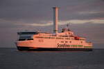 Die Scandlines Fähre Berlin auf ihrem Seeweg von Gedser nach Rostock beim Einlaufen um 04.54 Uhr in Warnemünde.06.07.2024