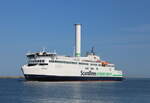 Die Scandlines Fähre Copenhagen auf dem Seeweg von Gedser nach Rostock beim Einlaufen am 08.07.2023 mit Möwe in Warnemünde.