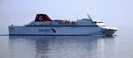 Das 196m lange Fährschiff DROTTEN am 24.03.22 im Dunst vor Rostock