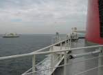 Whrend es mit der  MS Dokter Wagenmaker  von Texel nach Den Helder geht, passiert die  MS Schulpengat  in Gegenrichtung (01.09.2006)