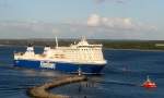 Lbeck-Travemnde, die MS Finnstar IMO 9319442, kommt von Helsinki und passiert hier die Nordermole in Richtung Skandinavienkai.  Aufgenommen: 26.8.2007