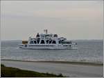 Die Fhre Frisa IV hat den Hafen von Norderney verlassen, fhrt noch eine kurze Strecke an der Insel entlang bevor Sie ber das Offene Meer in Richtung Norddeich abbiegt. 08.05.2012