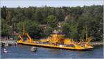 Die 1978 gebaute FRIDA (IMO 7626358) liegt am Anleger auf der Insel Furusund. Sie hat eine GT/BRZ von 358, eine Lnge von 64 m und eine Breite von 13,9 m. 398 Passagiere und 50 Fahrzeuge finden auf ihr Platz. Heimathafen ist Vaxholm (Schweden). 22.07.2018