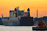 FINNPARTNER (IMO 9010163) am 13.10.2018 im Licht der untergehenden Sonne kurz vor Erreichen des Skandinavienkais.