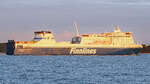FINNSTAR (Finnlines, IMO 9319442) am Abend des 1.8.2021 im Licht der untergehenden Sonne in der Ostsee