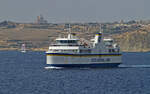 Am 29.09.2007 ist die Doppelendfähre GAUDOS (IMO 9176319) auf dem Weg von Mġarr nach Ċirkewwa durch den Gozo-Kanal, im Hintergrund gibt Gozo mit der prächtigen Kirche von Xewkija,