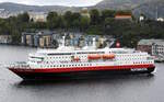 Das 122m lange Fährschiff KONG HARALD der HURTIGRUTEN am 23.09.23 in Bergen
