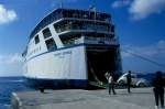 Ein Fährschiff, die  Milos Express , entläßt seine  Fracht  auf eine Kykladen-Insel im Juli 1996