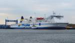 MS Nils Dacke der TT-Line IMO 9087477, wird vom Tankschiff  CHARISMA AV DONSO  whrend der Hafenliegezeit mit Diesel versorgt ... Aufgenommen: 20.3.2012