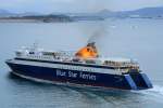 Die Naxos der Blue Star Ferries beim Auslaufen in Piräus am 3.