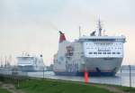16.10.1, Rostock Warnemünde, auslaufend die  Mecklenburg-Vorpommern  und dahinter die  Nils Holgersson .