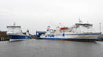 NILS DACKE (IMO 9087465, TT-Line, rechts im Bild) am 23.12.2023 beim Skandinavienkai in Lübeck-Travemünde