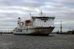 Das 179m lange Fährschiff NILS DACKE am 10.11.23 in Rostock