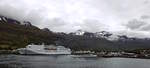 Das 165m lange Fährschiff NORRÖNA am 28.05.25 in Seydisfjördur.