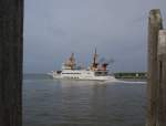 Am Abend des 26.08.2009 verlsst die Frisia IX Norddeich in Richtung Juist. Das Schiff ist 57 Meter lang und trgt die IMO Nummer 7924310.