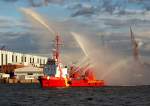 Verabschiedung der STENA GERMANICA (Bild 2/6): Fr die Begleitung ist das Feuer- und lbekmpfungsschiff KIEL zustndig, welches unter Einsatz aller Wasserkanonen vorweg fhrt. (Anmerkung: Die Aufnahme habe ich auch unter  Fhren  einsortiert, damit die Serie in einer Kategorie ist.)