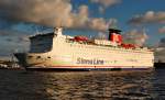 Verabschiedung der STENA GERMANICA (Bild 4/6): ... so dass alle Fotografen auf der Seegartenbrcke die Fhre noch einmal im herrlichen Licht der Abendsonne festhalten knnen.