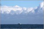 Eine Fhre der AG Reederei Frisia-Norden steuert Norddeich vor einer nur gefhrlich aussehenden Wolkenwand an. Aufnahmedatum: 06.04.2007