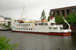 Die Fhre  Harlingerland  ist in Oldenburger Hafen. Normalerweise ist sie zwischen Carolinensiel und Wangerooge unterwegs. Der Ausflug nach Oldenburg erfolgte am 8. Mai 2007. Die 1979 gebaute Fhre machte hier Werbung fr die Insel Wangerooge.