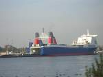Beladen der  Stena Freighter  (Heimathafen Gteborg) am Skandinavienkai in Travemnde. Aufnahme vom September 2006.