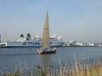 Klein trifft Gro. Whrend die TT-Line Fhre  Robin Hood  noch entladen wird begibt sich das etwas kleinere Segelschiff  Anna  bereits Richtung Ostsee. Travemnde im September 2006.