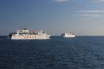 2 Fhren der Reederei Armas bei der Begegnung kurz vor dem Hafen Los Christianos auf Teneriffa. Die linke Fhre macht sich gerade auf den Weg nach La Gomera, die Fhre auf der rechten Seite kommt von ebenda.