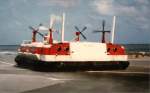 Luftkissenfahrzeug Sir Christopher, Reg-Nr.: GH-2008, schwebt ab. Hovercraft Ramsgate-Calais, Bauwerft Saunders-Roe, Indienststellung 1972, Verschrottung 1998. L 40 m, B 24 m, Gesamtgewicht 165 T, Motoren 4 x 3400 PS Rolls-Royce. Aufnahmedatum Analogfoto 1977-04. 