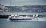 Ein Hovercraft aus Calais trifft im April 1992 in Dover ein. Vielleicht kein  Schiff  im eigentlichen Sinne, aber ein Wasserfahrzeug.