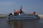 Die MS Spiekeroog II (IMO 8024143) wurde 1981 von der Martin Janssen Schiffswerft + Maschinenfabrik (Leer) gebaut und kam 1991 zur NSB Spiekeroog. Das Schiff ist 47,9 Meter lang und 9,0 Meter breit. Auf ihr finden bis zu 700 Fahrgste platz. Neben dem Einsatz im Wattenmeer kommt die Spiekeroog II auch hin und wieder auch nach Helgoland. Auf dem Bild trifft sie soeben in Neuharlingersiel ein. Aufgenommen am 26.07.2008