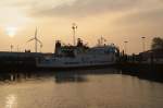 Am Abend des 12.10.2008 verlsst die MS Mnsterland des Borkumer Fhranleger in Richtung Emshaven. Die MS Mnsterland wurde 1986 fr AG Ems gebaut und versieht noch heute ihren Dienst im Auftrag der AG Ems zwischen Emden und Borkum. Auf der 78,7 Meter lagen und 12,6 Meter breiten Autofhre finden 1200 Passagiere und 70 PKW's platz. Danke der zwei 1300 kW starken Antriebsmaschinen erreicht das Schiff eine Geschwindigkeit von rund 15 Knoten (ca. 28 km/h).