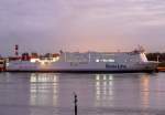 Die tägliche Fähre nach England liegt in Hoek van Holland am Pier. Das Bild stammt vom frühen Morgen des 17.11.2008