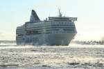 SILJA SYMPHONY luft in den Hafen Helsinki ein, Temperatur ca. -17 C (23.02.2007); Baujahr 1991 in Turku, Lnge 203 m, Breite 31,5 m, Tiefgang 7,1 m; Speed 21 kn, 2852 Passagiere, 995 Kabinen, 395 Pkw.