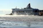 SILJA SYMPHONY hat am Olympiaterminaali im Hafen Helsinki festgemacht, Temperatur ca. -17 C (23.02.2007).