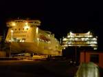  Isle of Inishmore  kurz vorm Auslaufen nach Pembroke (li) und  Oscar Wilde  vorm Umsetzen an den Fhranleger in Rosslare, Irland. Irishferries 