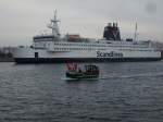 Das dnische Fhrschiff  Prinz Joachim  begab sich am 05.Dezember 2009 nach Gedser als das Schiff von einem kleinen Fischkutter in Rostock-Warnemnde berholt wurde.