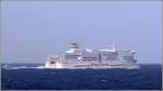 Die 2004 gebaute PONT AVEN (IMO 9268708) der Britanny Ferries ist am 06.10.2011 vor der bretonischen Kste unterwegs. Sie ist 185 m lang, 31 m breit, hat eine GT von 40.859, eine DWT von 4.803 und eine Kapazitt von 650 PKW und 2.400 Passagieren. Heimathafen ist Morlaix (Frankreich).