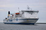 Die TT-Line Fähre ROBIN HOOD auf dem Seewg von Travemünde nach Trelleborg via Rostock beim Einlaufen in Warnemünde.01.05.2021