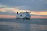 Das 200 Meter lange Fhrschiff  Skane  morgens um 05:00 Uhr vor der Einfahrt in den Warnemnder Seekanal.