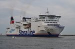 Aus Trelleborg kommend erreicht das Fährschiff  Skåne  am 28.8.2016 den Hafen von Warnemünde.