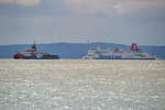 Mehrzweckschiff Arkona (IMO: 9285811) des Wasser- und Schifffahrtsamt Stralsund mit Stena Line Fähre SASSNITZ auf der Prorer Wiek .