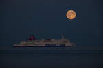 Stena Line Fähre „Sassnitz  bei Vollmond.