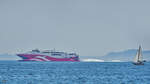 Das Fahrschiff SKANE JET (IMO: 9176060) auf dem Weg nach Schweden, so gesehen Mitte August 2023 von der Ostmole in Sassnitz. 